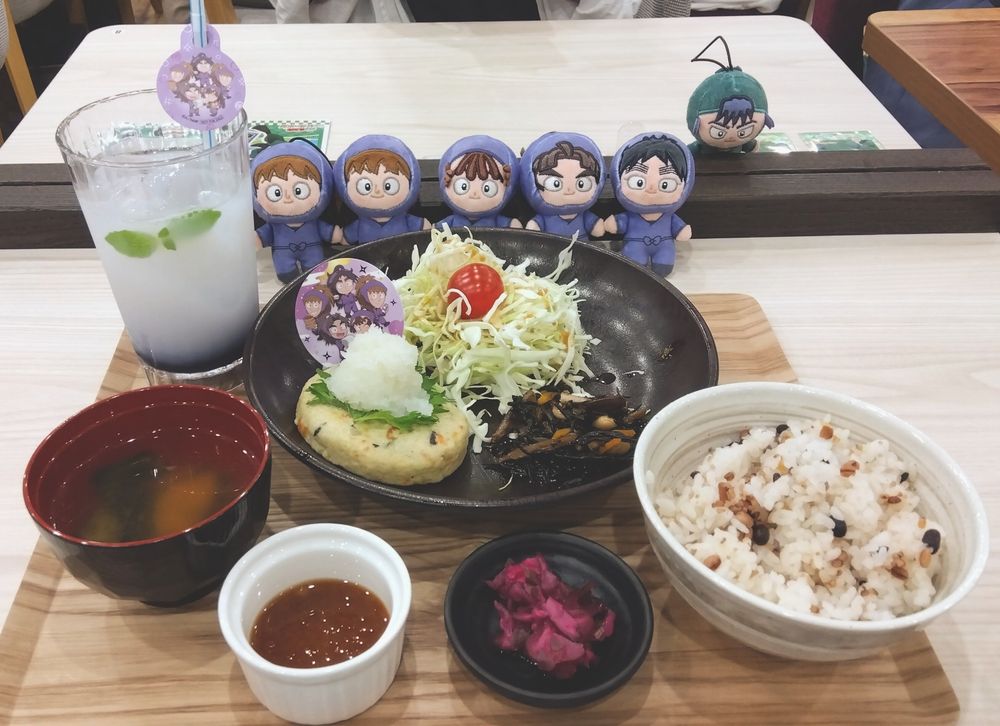 杏仁豆腐のドリンクと豆腐ハンバーグ定食