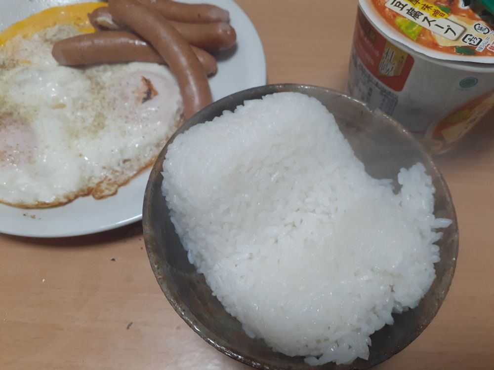 レトルトごはん、目玉焼き、ちょっとお高いウインナー、カップスープ（某ラーメン店風）

#青空ごはん部