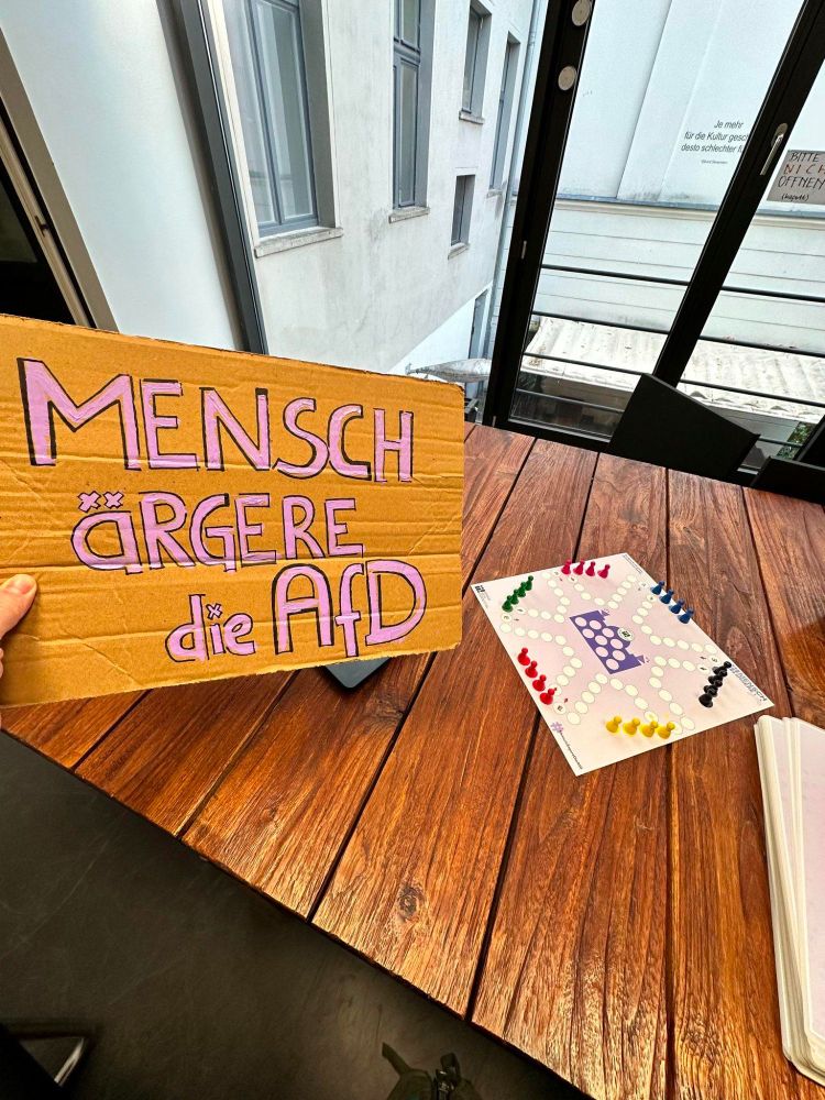 Me holding a cardboard mentioning: "Mensch ärgere die AfD" - "Man, annoy the party in the Bundestag that has fascists in it."