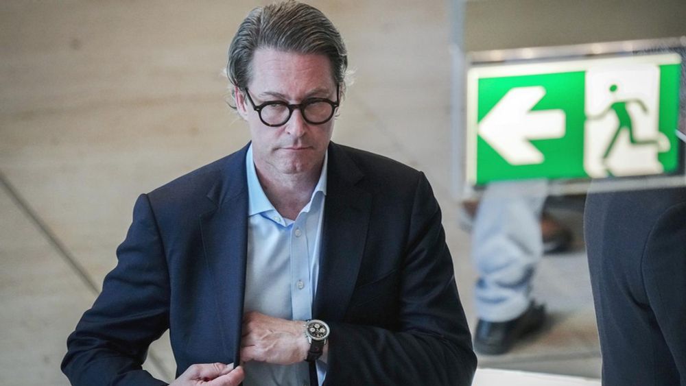 Die Berliner Staatsanwaltschaft hat Anklage gegen den ehemaligen Bundesverkehrsminister Scheuer erhoben. Sie wirft ihm vor, bei einer Befragung im Bundestag 2020 zu den Plänen der letztlich gescheiter...