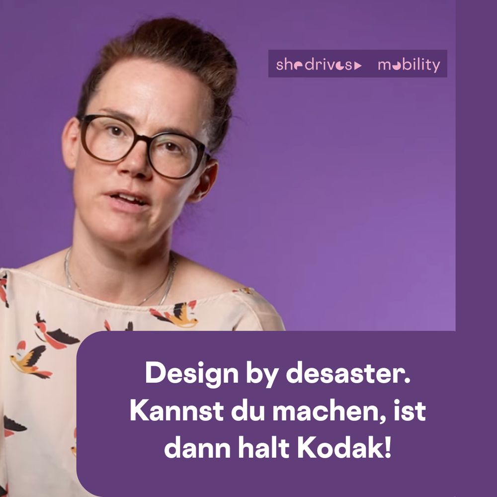 Lila Sharepic. Katja schaut etwas zweifelnd in die Kamera. Dazu der Text: Design by desaster. Kannst du machen, ist dann halt Kodak!