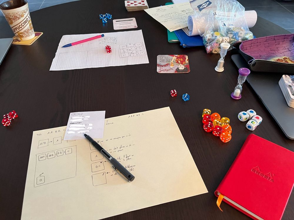 Table pleine de matériel pour tester plein d’idées de jeux…