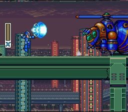 Cena do jogo Mega Man X do saudoso Super Nintendo. Mostra Xis, o protaganista, atirando em um helicoptero em formato de inceto durante um salto com tela sidescroll (tela lateral)