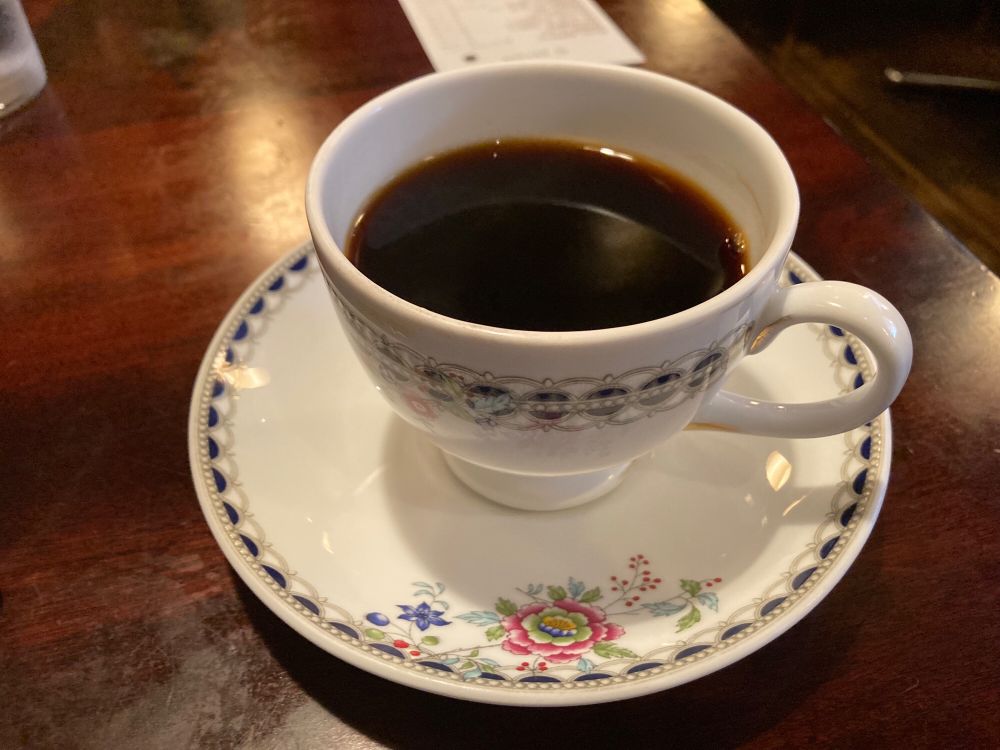 できるだけ人がいないところを選んで飲んでいました。どうしてもタバコがダメなら入り口でテイクアウトもできそうです。