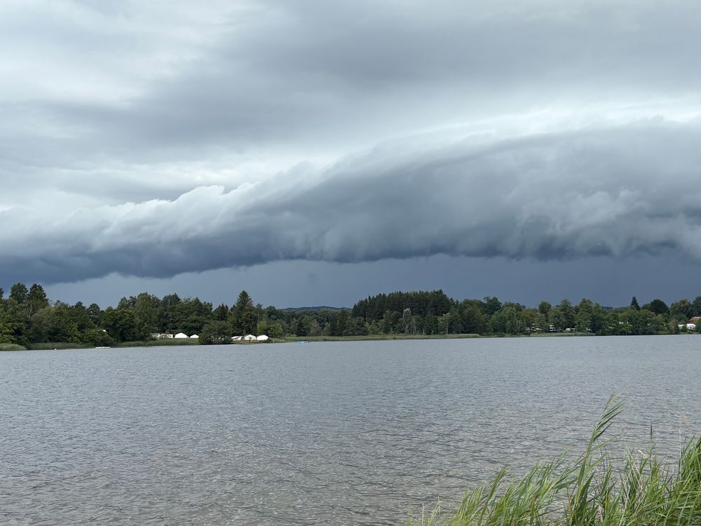Bild vom Staffelsee mit Blickrichtung Westen, am Himmel ist eine Wolkenwalze zu sehen.