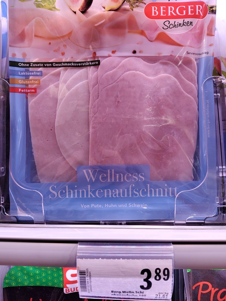 Eine Packung Schinkenaufschnitt im Kühlregal mit dem Namen "Wellness Schinkenaufschnitt"