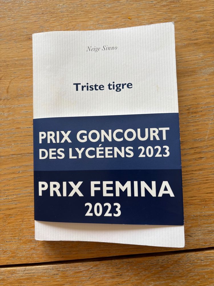 A plain white French paperback cover with author name and title and a dark blue removable band wrapper showing the words (in a much larger font) Prix Goncourt Des Lycéens 2023 and Prix Femina 2023.