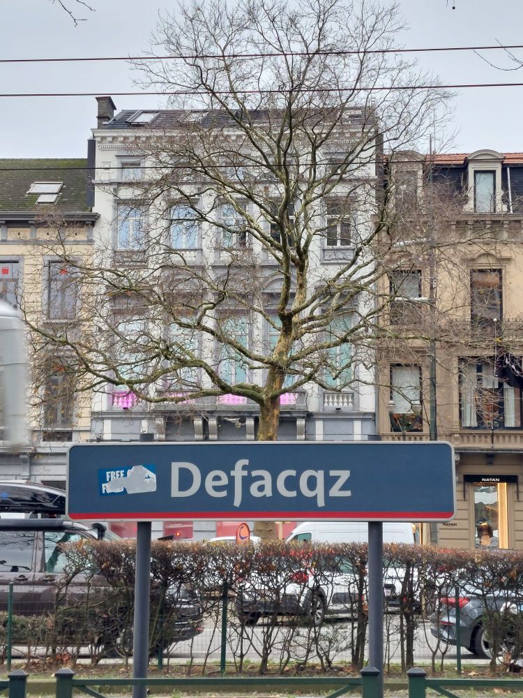 Tram sign saying "Defacqz"
