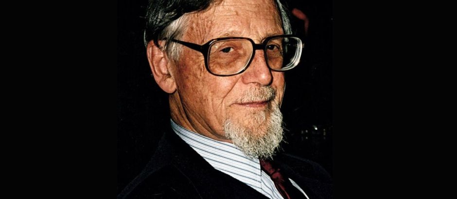 Photo de John Pocock, historien des idées d’origine néo-zélandaise (1924-2023). Élégance britannique, petite par biche blanche, grandes lunettes d’éventuels et petit sourire espiègle.