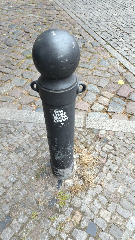 Bollard with sticker "Ich liebe mein Leben" ("I love my life")