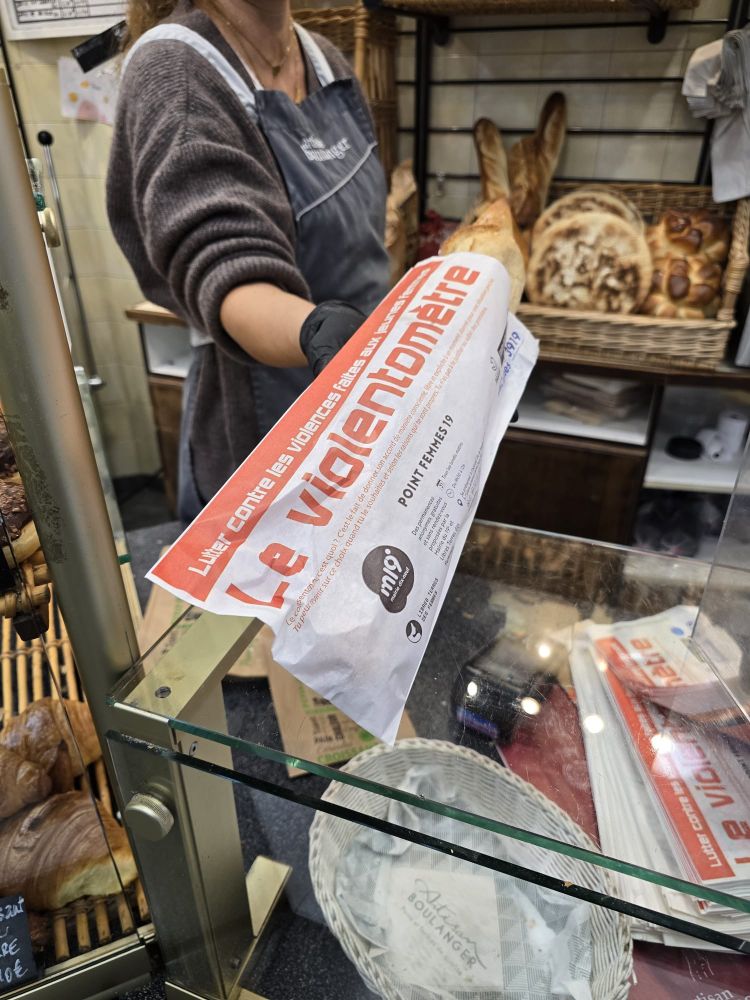 Le violentomètre sur un sac à pain dans une boulangerie du 19ème 