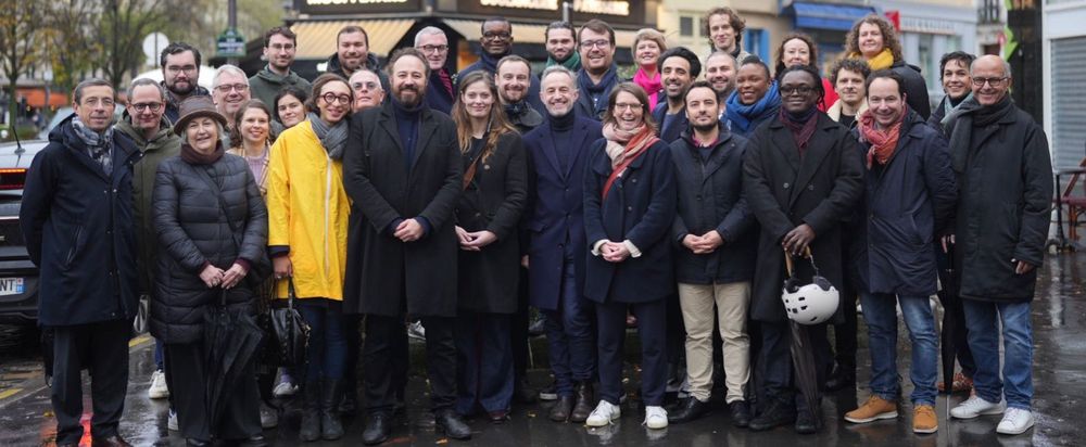 Photo de groupe des socialistes parisien.nes rassemblé.es autour d'Emmanuel Grégoire 