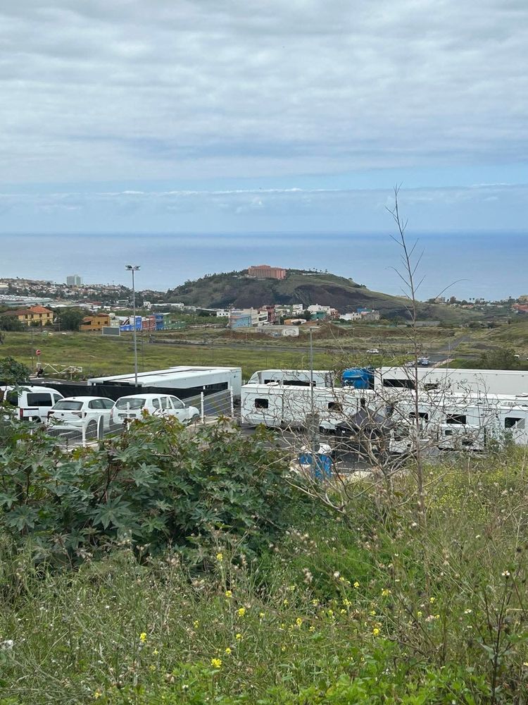 Foto eines abgesperrten Platzen in La Orotava mit SUVs und großen Film Crew Wohnwagen