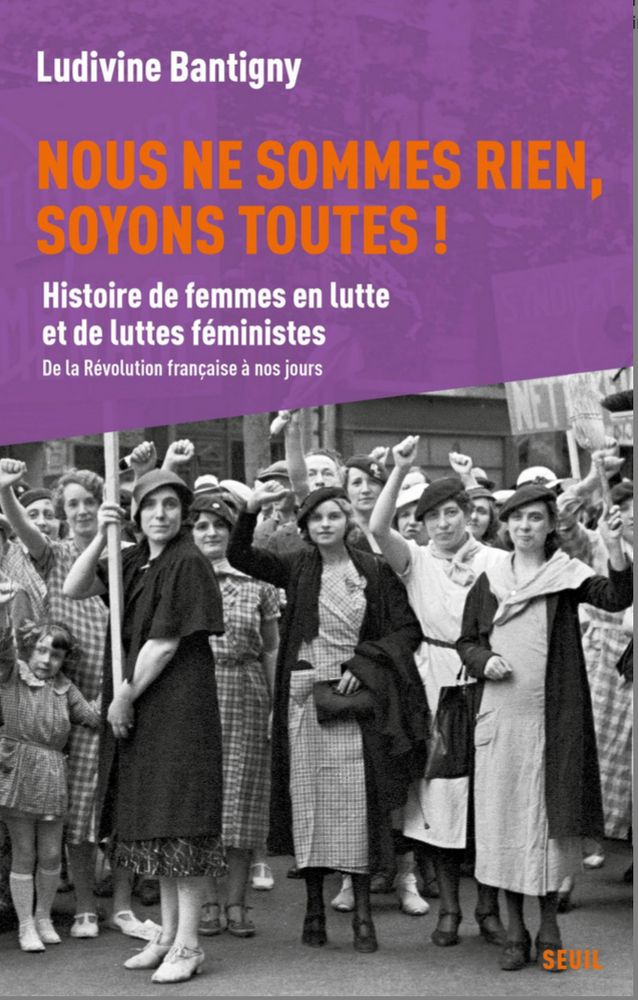 Couverture du livre Nous ne sommes rien, soyons toutes! Histoire de femme en lutte et de luttes féministes De la Révolution française à nos jours, au Seuil. Couverture violette et photo en noir et blanc d'un rassemblement de femmes en blouses et tabliers, avec des balais (ce sont des femmes de ménage syndiquées à la CGT) et des pancartes, le 14 juillet 1936