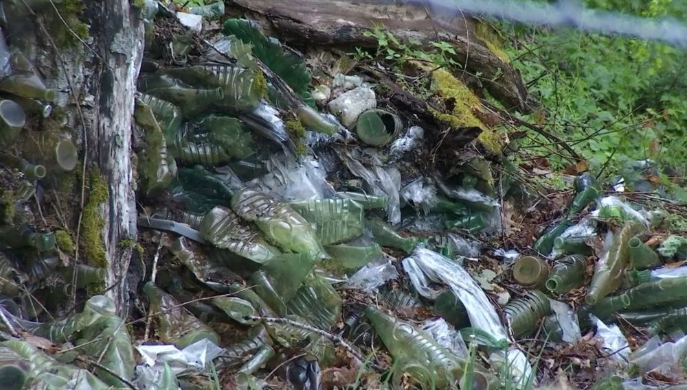 décharge de bouteilles de plastique à Contrexéville (photo Vosges TV, Marie-Danièle Rogovitz)