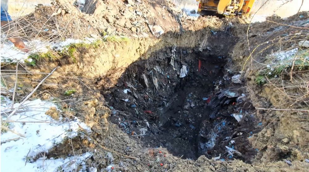 Résidus de plastique dans une fosse, photo Marie-Danièle Rogovitz