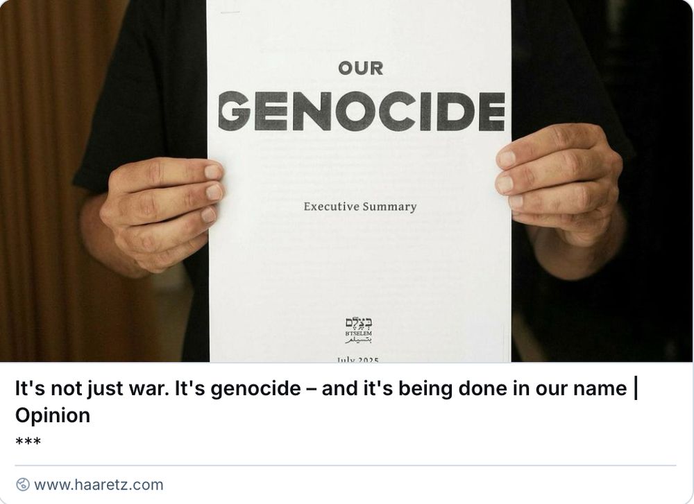 Photo extraite d'Haaretz, des mains tiennent un rapport intitulé "Our genocide. Executive Summary", July 2025. Et le titre de l'éditorial de Gideon Levy: "It's not just war. It's genocide - and it's being done in our name."