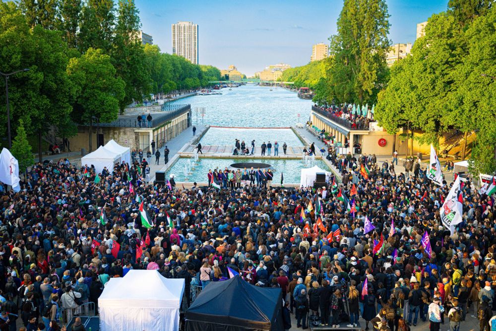 Foule devant le bassin de Stalingrad lors du meeting contre la dissolution de la Jeune Garde antifasciste et d'Urgence Palestine. Photo empruntée au compte de Clémence Guetté