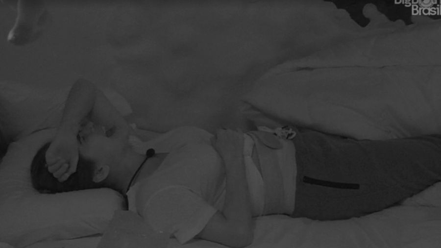 Gizelly do BBB 20 deitada na cama aos prantos