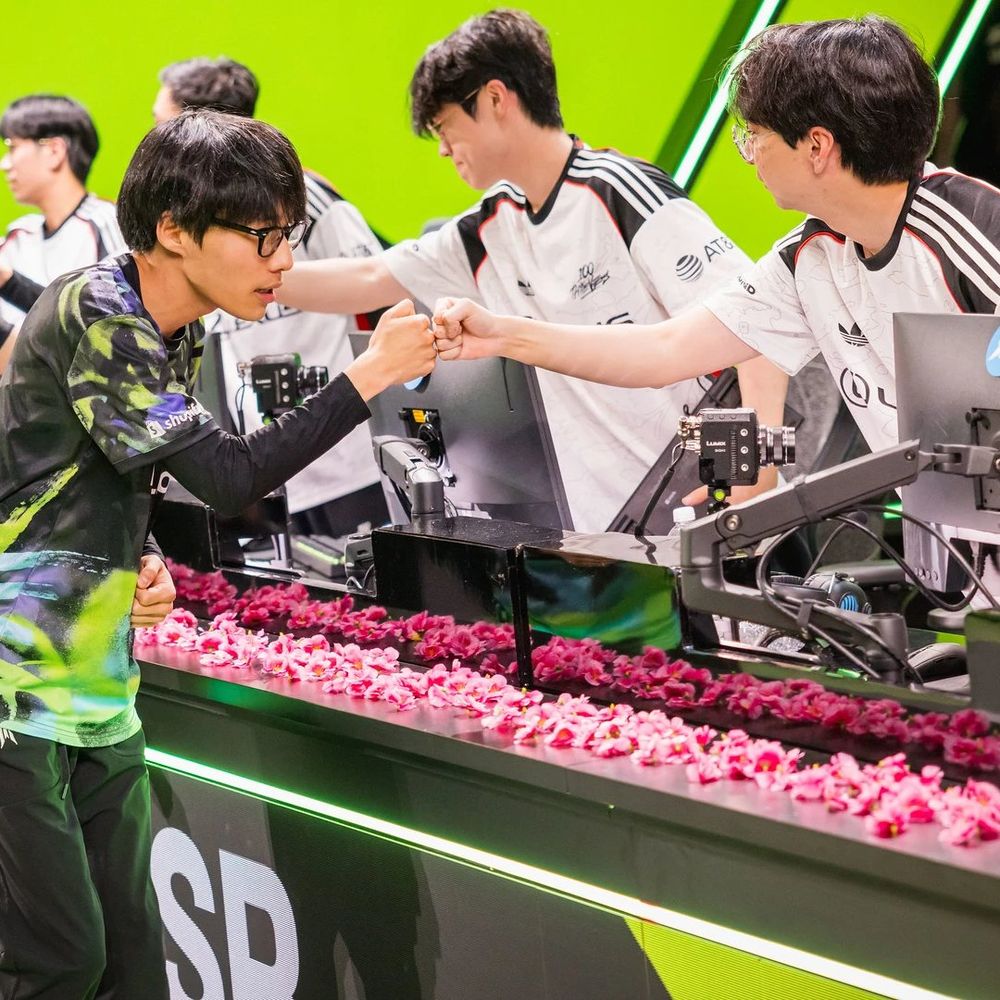 amazingly cinematic shot post-game between SR and 100T