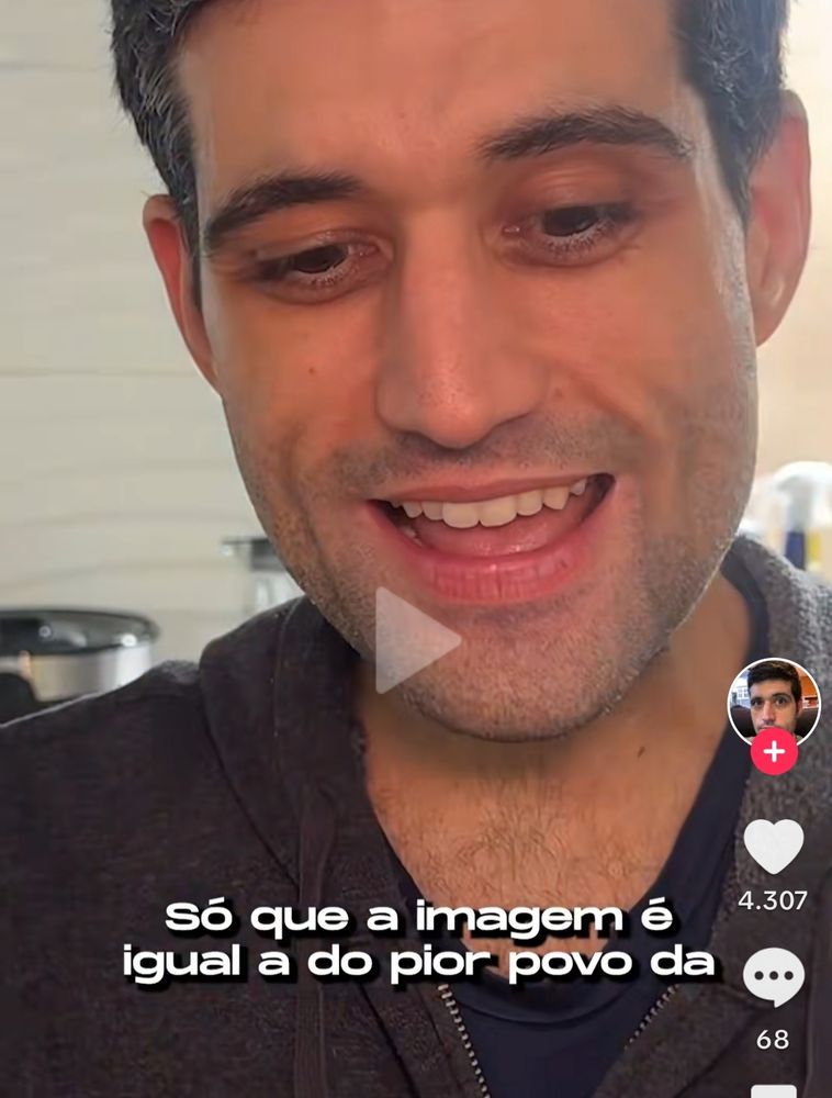 Print colorido de um vídeo do Davy Jones publicado no tiktok. Na imagem, aparece seu rosto e a legenda "só que a imagem é igual a do pior povo da".