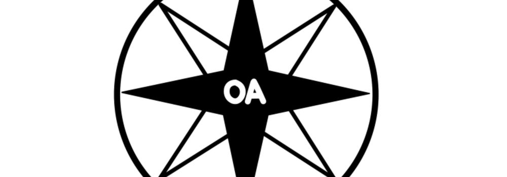 Das Bild zeigt eine stilisierte Kompassrose, die symbolisch die Richtung und Orientierung bei Finanzierungsentscheidungen verdeutlicht, und wie Open Access (OA) dabei im Mittelpunkt stehen kann. In der Mitte des Bildes ist eine schwarze Kompassrose abgebildet, deren zentrale Achse mit den Buchstaben "OA" gekennzeichnet ist. Die Kompassrose besteht aus vier Hauptkompassstrahlen und zusätzlichen Linien in einem Kreis. Der Hintergrund ist schlicht weiß und lenkt die Aufmerksamkeit auf das zentrale Symbol.