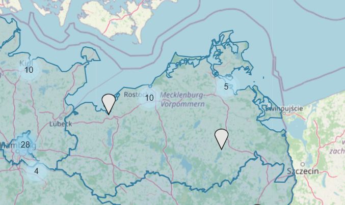 Die Karte zeigt den Nordosten Deutschlands mit sichtbaren Küstenlinien und Umrissen von Bundesländern sowie Stadt- und Straßenbezeichnungen. Im Mittelpunkt findet sich die Region Mecklenburg-Vorpommern, mit Markierungen: eine bei Rostock mit der Zahl 10 daneben. Weitere Zahlen wie 28, 4 und 5 sind verstreut auf der Karte sichtbar, als Indikatoren für Einrichtungen im Open-Access-Kontext. Die Grenzen der Bundesländer sind in Blau hervorgehoben.
