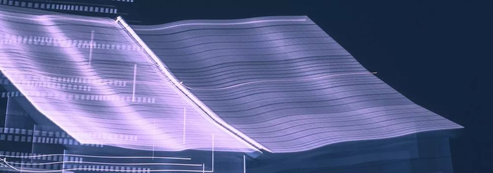 Das Bild zeigt eine digitale Darstellung, die eine Mischung aus Dokumenten und Datenströmen in lila Farbtönen präsentiert und die Verbindung von Künstlicher Intelligenz (KI) und Open Access symbolisiert. Die Darstellung enthält wellenförmige und geschwungene Linien, die an die Seiten eines Dokuments erinnern, kombiniert mit linearen und gitterartigen Strukturen, die an Datenströme oder digitale Netzwerke denken lassen. Die Farben sind hauptsächlich dunkel mit leuchtenden lila und weißen Elementen, die eine futuristische und technologieorientierte Atmosphäre vermitteln.