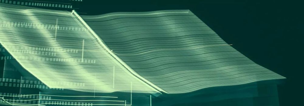 Das Bild zeigt eine digitale Darstellung, die eine Mischung aus Dokumenten und Datenströmen in grünen Farbtönen präsentiert und die Verbindung von Künstlicher Intelligenz (KI) und Open Access symbolisiert. Die Darstellung enthält wellenförmige und geschwungene Linien, die an die Seiten eines Dokuments erinnern, kombiniert mit linearen und gitterartigen Strukturen, die an Datenströme oder digitale Netzwerke denken lassen. Die Farben sind hauptsächlich dunkel mit leuchtenden grünen und weißen Elementen, die eine futuristische und technologieorientierte Atmosphäre vermitteln.