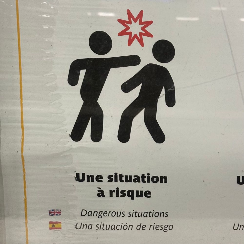 A stick figure punching another stick figure, with the text une situation à risque - a dangerous situation. 