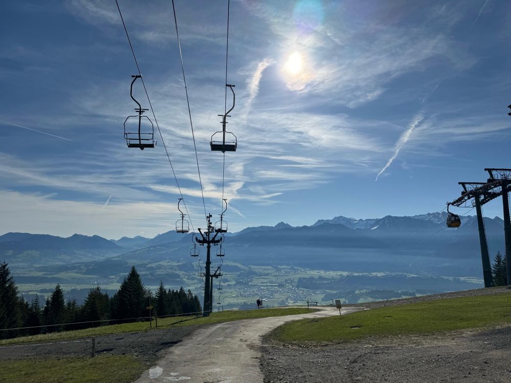 Sesselbahn...blauer Himmel, Schleierwolken, Straße
