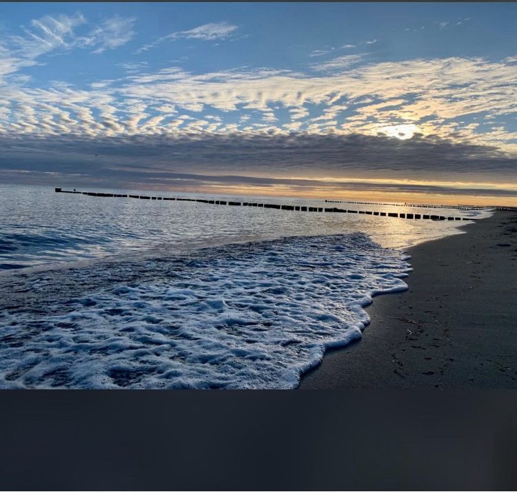 Sonnenuntergang an der Ostsee...
Ein paar Wolken verdecken (leicht) die Sonne...
Sanfte Wellen erreichen das Ufer