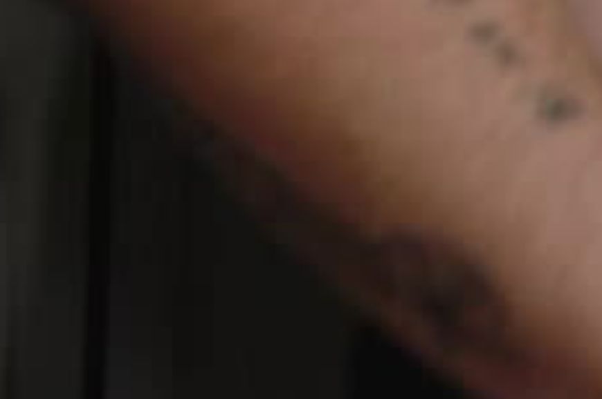 tatouage de louis sarkozy. Je peux pas décrire précisement mais le bout arrondi sur la bas fait penser à une hache de licteur 