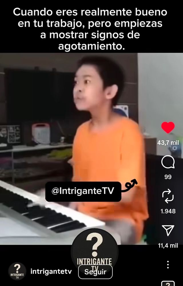 Chico tocando en piano mientras lo acompaña con una actuación de gestos 