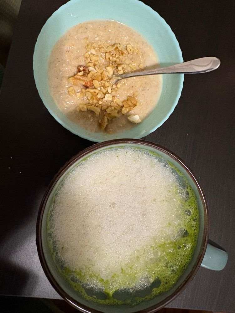 Porridge Pumpkin Spice latte y te matcha con agua de coco y soja.