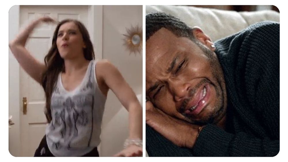 Auf der linken Seite:
Eine junge Frau mit braunen langen Haaren und einem Tanktop hüpft vor Freude in die Höhe und lässt ihren rechten Arm über ihren Kopf kreisen.

Auf der rechten Seite:
Ein Mann in eimem schwarzen Pullover liegt seitlich auf dem Sofa, die Hände unter der Wange gefaltet und weint.