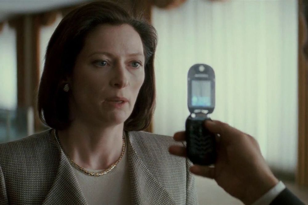 tilda swinton in michael clayton looking at george clooney’s phone screen