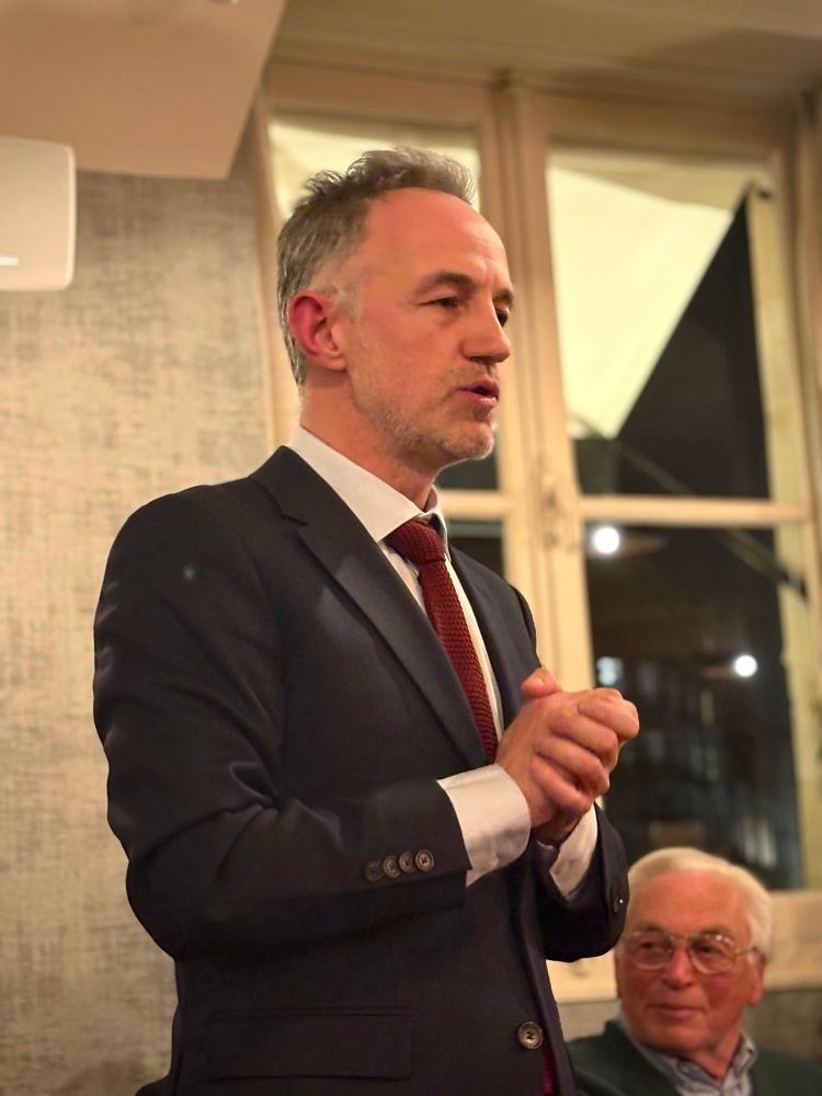 Emmanuel Grégoire prend la parole devant les militantes et les militants