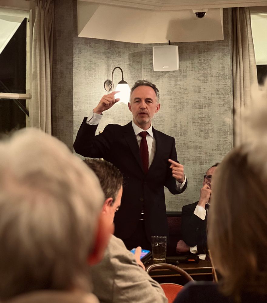 Emmanuel Grégoire prend la parole devant les militantes et les militants