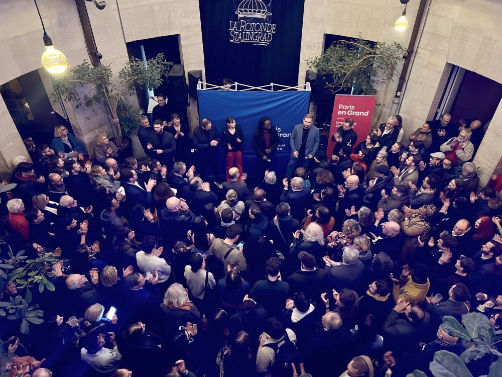 Les socialistes de Paris se pressent à la Rotonde devant les oratrices et les orateurs.