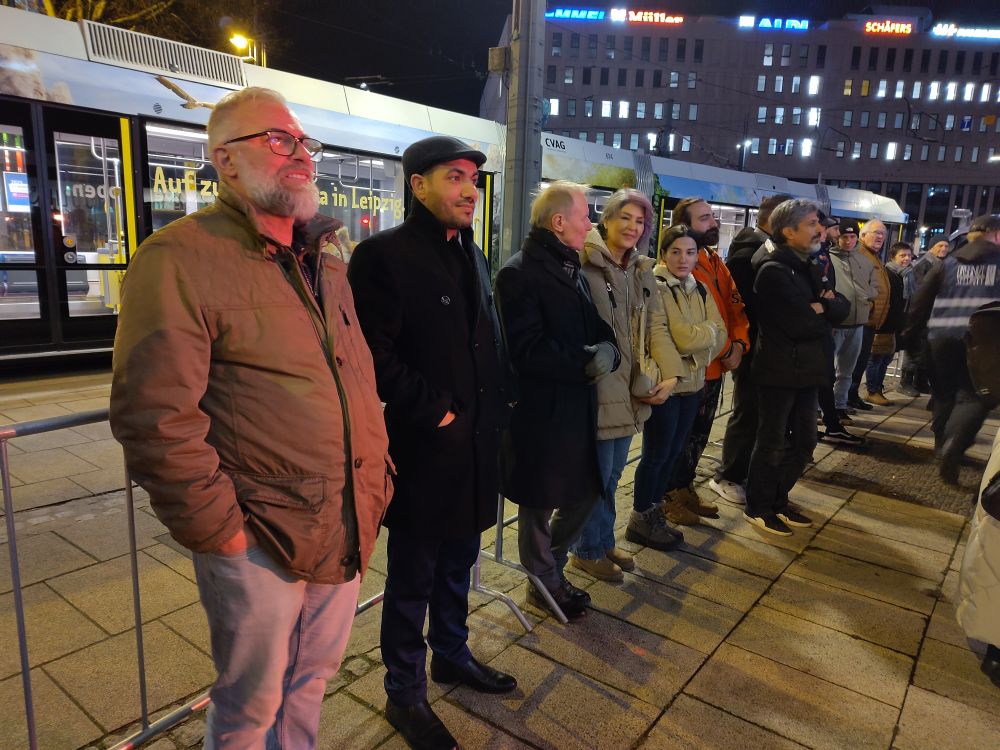 Männer und Frauen vor dem SMAC 