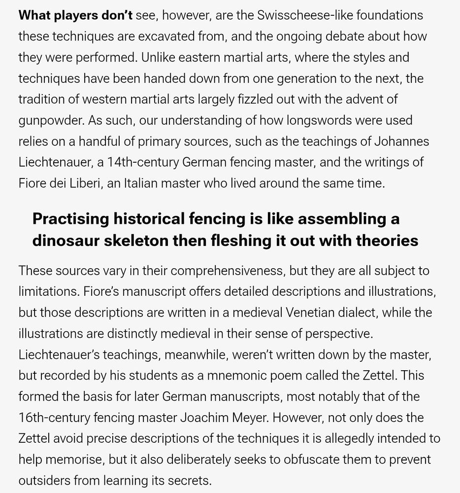 Ein Textblock über historische Fechtkunst in westlichen Kampfkünsten. Der Text erklärt, dass im Gegensatz zu östlichen Kampfkünsten viele westliche Fechttechniken verloren gingen, als Schusswaffen aufkamen. Unser Wissen über Langschwerttechniken basiert auf mittelalterlichen Quellen wie Johannes Liechtenauers und Fiore dei Liberis Schriften. Eine hervorgehobene Passage vergleicht historisches Fechten mit dem Zusammensetzen eines Dinosaurierskeletts, das dann mit Theorien „ausgefleischt“ wird. Der Text beschreibt außerdem, dass alte Manuskripte oft schwer verständlich sind, da sie in alten Dialekten verfasst oder absichtlich verschlüsselt wurden.