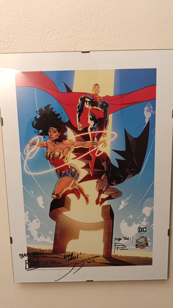Lámina enmarcada de Superman dibujado por Jorge Jiménez, Batman dibujado por Bruno Redondo y Wonder Woman dibujada por Daniel Sampere. Todos sobre el Elogio del Horizonte de Gijón