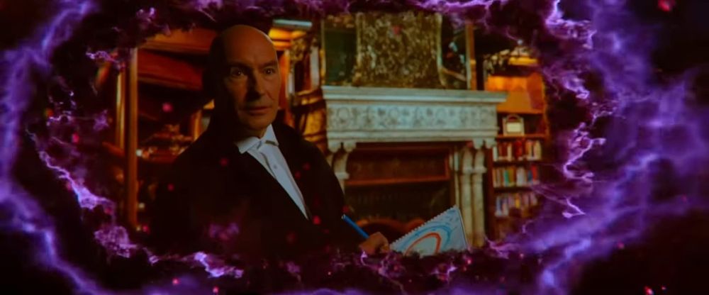 Grant Morrison, con un cuaderno en la mano, mirando a través de una especie de portal interdimensional