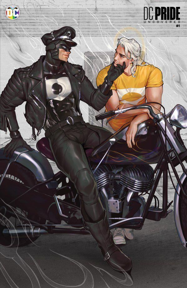 Portada de Apollo y Midnighter para DC PRIDE por Oscar Vega. Midnighter lleva ropa de cuero, sentado en una moto, mientras sostiene el rostro de Apollo, mirándole a los ojos con ternura. Este último está de pie, apoyado sobre el depósito del vehículo.