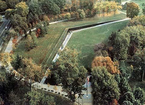 베트남전 기념관의 전몰자 기념비를 상공에서 본 사진