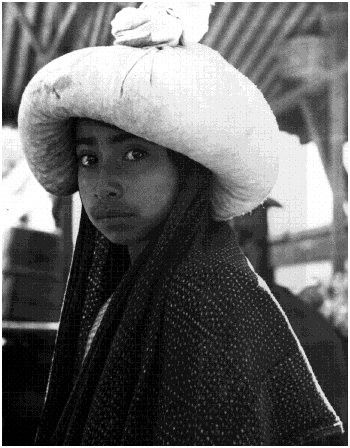 중미 전통복을 입은 사람