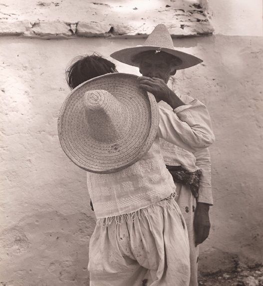 멕시코 전통 모자를 쓰고 있는 두 남자