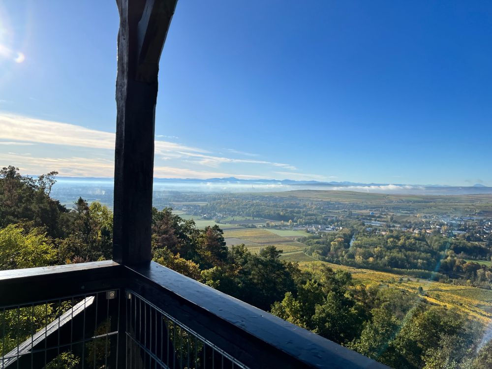 Blick von einer Aussichtswarte - Kamptal, Heiligenstein - Richtung Süden. Die Bergkuppe im  Hintergrund, nach dem Bodennebel, ist der Ötscher. Aufnahme um 09:00 früh, fast wolkenlos.