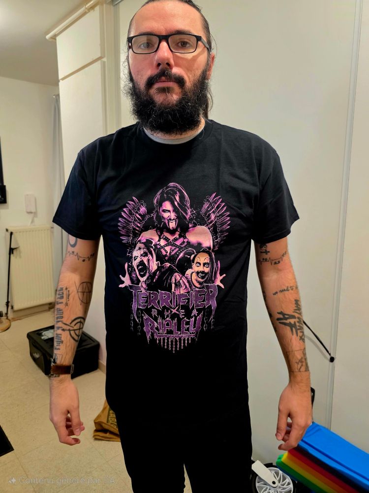 Photo ou je porte un t shirt collab entre Terrifier et Rhea Riplay